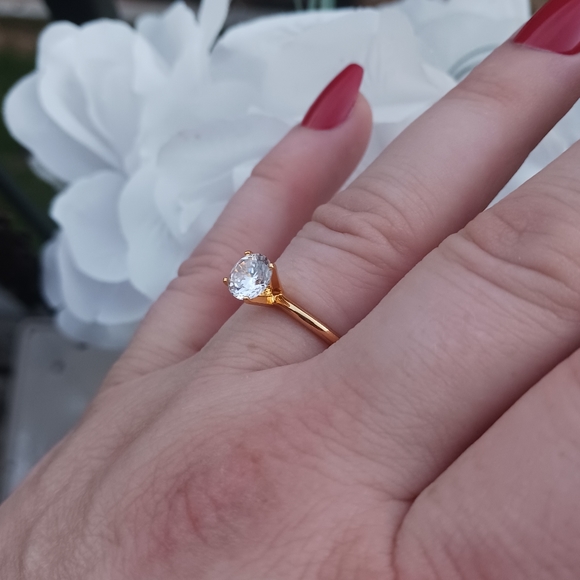 5/$20 - Gold Toned Round Cut Solitaire Ring - Size 8 - Picture 5 of 7